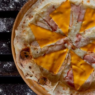 Neapolitan pizza З беконом та чедером (37см)