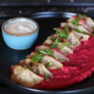 Гьодза з буряковим кремом