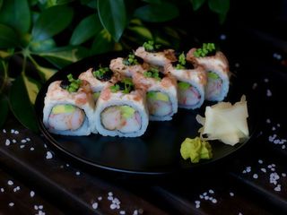 Рол з лососем тартар та чорною ікрою Масаго (290г)