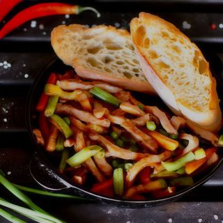 Сковорідка з телятиною (260/40г)