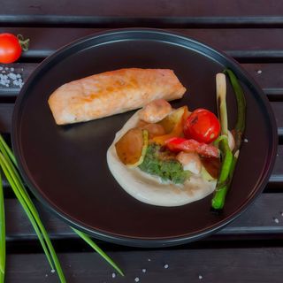 Стейк з лосося з овочами гриль (300г)