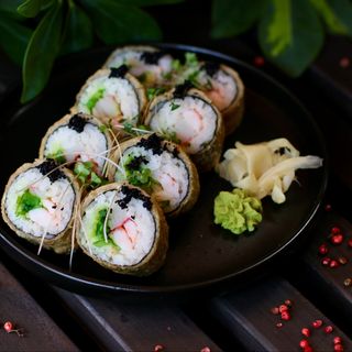 Гарячий рол з креветкою та чукою