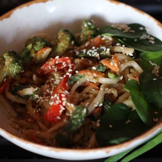 Удон овочевий з горіховим соусом