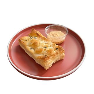 Слойка сирна з соусом(60/20 гр)