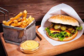 Бургер меню з куркою та картоплею фрі (430г)