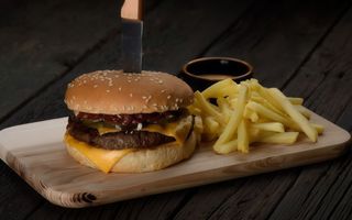 Бургер меню с яловичиною і картоплею фрі (430г)
