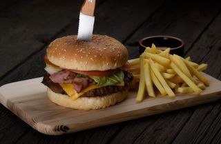 Бургер меню зі свининою та картоплею фрі (430г)