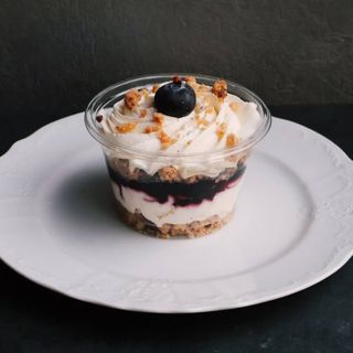 Десерт у склянці з чорницею