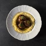 "Томлена яловича щока з картопляним пюре та соусом пеппер"