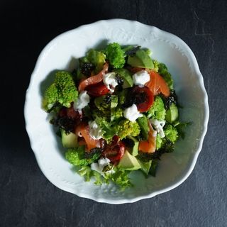 Салат з лососем та броколі (330г)