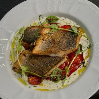 Сібас з томатами конфі