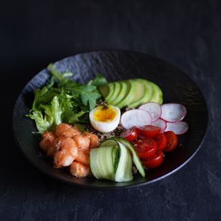 Боул з креветками та кіноа