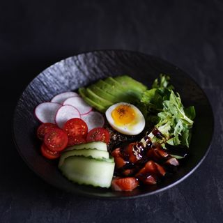 Боул з лососем та кіноа