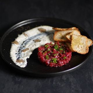 Тар тар з яловичини та трюфелем