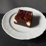 Десерт Брауні з вишнею