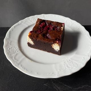 Десерт Брауні з вишнею