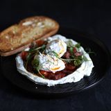 Лабне з чорізо та пашотом