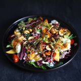 Салат з халумі та персиком