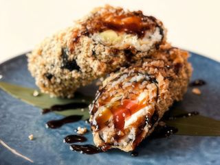 Смажений хенд рол з лососем (330g)