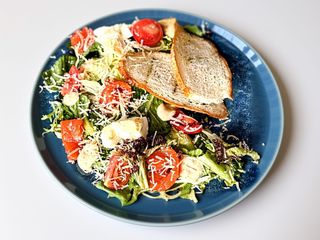 Салат цезар з лососем 180г