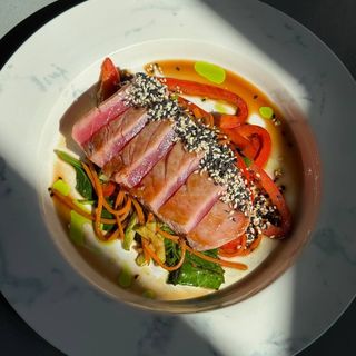 Стейк тунця з овочами