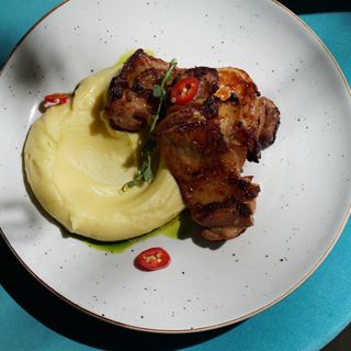 Глазурована курка з картопляно-сирним пюре