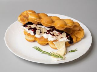 Вафля з чорницею, крем-чизом та Брі