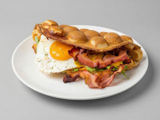 Сирна вафля з беконом