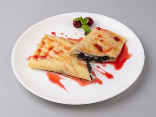 Млинець з маком та вишнею