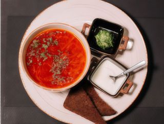 Український борщ з ребром та сальним болом (250/30/100г)