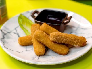 Сирні палички з журавлинним соусом (100г)