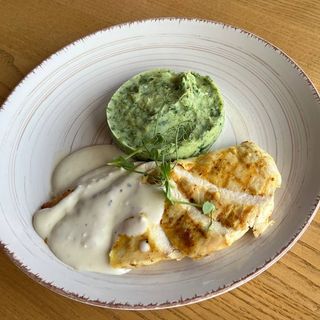 Куряче філе з картопляним пюре та шпинатом (230/30г)