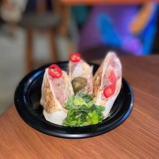 Буріто з яловичиною кремом з квасолі та витриманим сиром