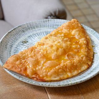 Чебурек з грушею та камамбером 