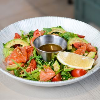Салат з лососем та авокадо 