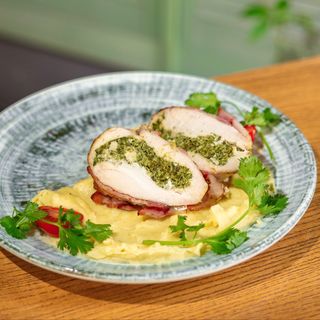 Курка в беконі з трюфельним пюре (300г)