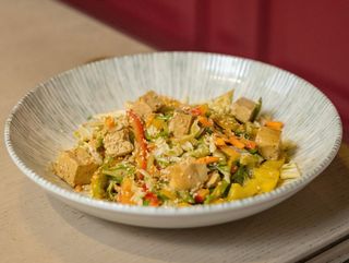 Овочевий салат з водоростями вакаме та горіховим соусом