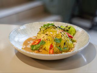 Молода капуста з горіховим соусом