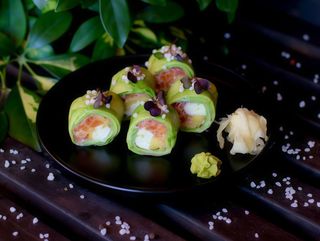 Спрінг-рол в авокадо з лососем (200г)