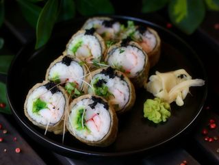 Гарячий рол з креветкою та Чукою (240г)