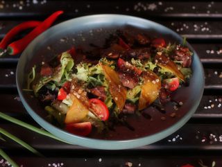 Салат з печінкою та карамелізованою грушею (230г)