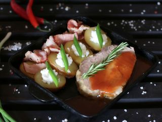 Свиний ошийок запечений з картоплею (370г)