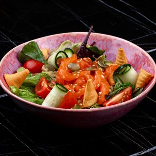 Зелений салат зі слабосолоним лососем та горіховим соусом