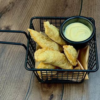 Татарські міні-чебуреки з куркою та сиром моцарела