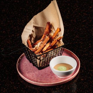 Батат фрі з пармезаном та соусом айолі-васабі (150/30г)