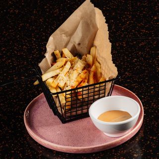 Картопля фрі з  Японським майонезом та Пармезаном  (150/30г)