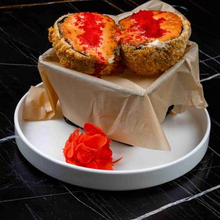 Суші Бургер з лососем, авокадо та соусом