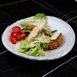 Салат Цезар з куркою тонкацу