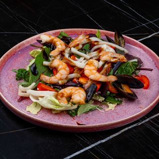 Середземноморський салат з морепродуктами