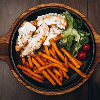 Дівочий стейк з соусом горгонзола та хрусткими бататом (350г)